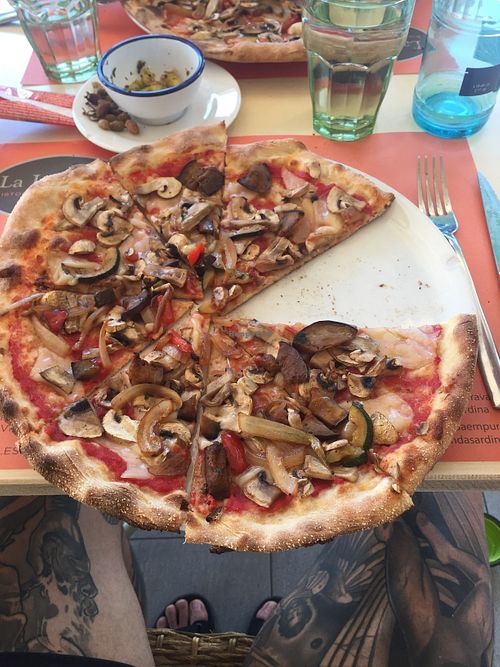 Pizza vegetal con queso vegano at La Locanda Sardina in Roses