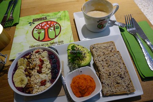 Superfood-breakfast with blue bowl at Genusshelden in Hamburg