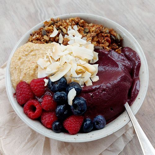 Smoothie bowl: Acai base with loco topping. 🤌🏻 at Mahalo  - Odengatan in Stockholm