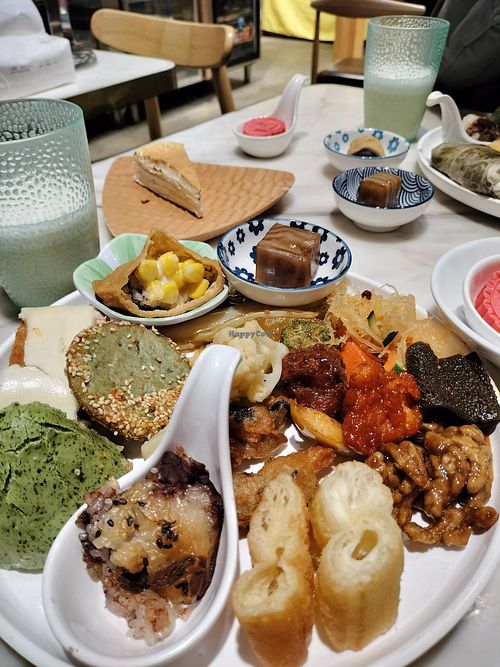 Close up on the action! I especially recommend the soy coconut cream cake 😻 at SUHU 素虎 - Qianmen in Beijing