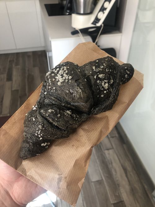 Croissant de carbón activo y crema de pistacho at Dolce & Vegana in Madrid