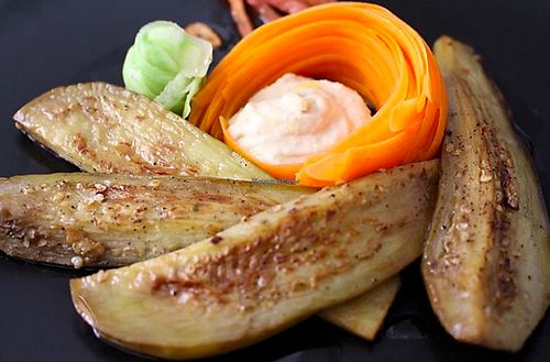 Hummus con berenjenas a la plancha y lazos de zanahoria en vinagre. at The Vegan - Pop Up in La Coruna