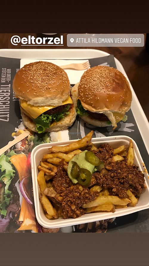 Cheesburgers and chees frise at Attila Hildmann Organic Snackbar II in Berlin