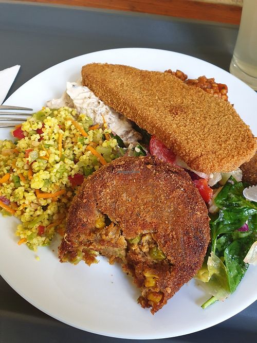 I had a burger pattie, seitan steak , aubergine salad, milet vegetables, spinach salad and more underneath 🤤 at Napos Oldal in Budapest