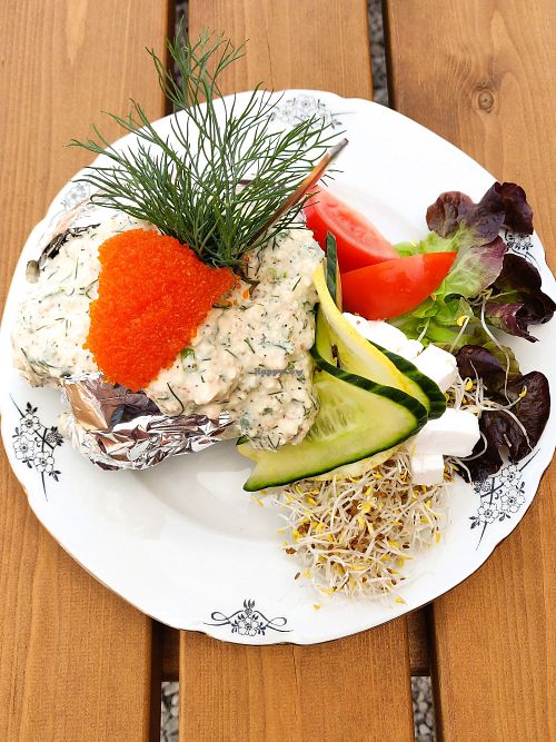 Vegan baked potatoe! Delcious with "skagen" and vegan caviar and vegan feta cheese! at Glutenfria Paradiset in Ystad
