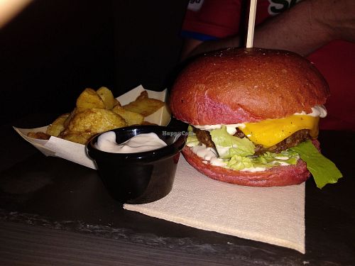 Hamburguesa con pan de remolacha. at House of Sport in Valencia