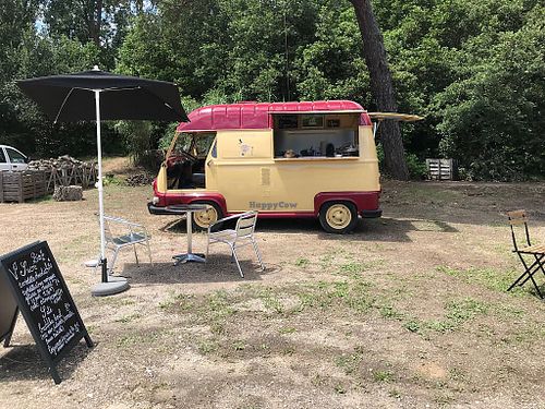 Food truck and tables at La Petite Noisette - Food Truck in Gassin