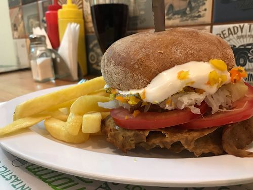 Menu with fries and drink for 7$ at Suculenta Sangucheria Vegana in Santiago