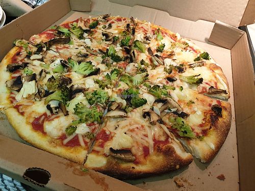 Vegan pizza with garlic mushrooms broccoli at Setti's in Lake Worth