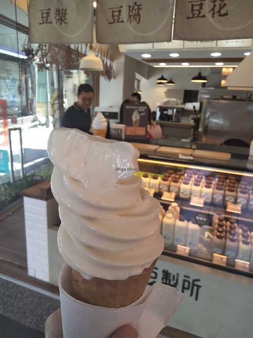 Soft serve soy ice cream at QíShí Dòu Zhì Suǒ 其實豆製所 - Jinshan South in Taipei