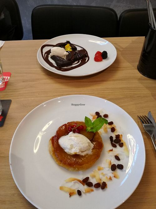 Brownies with icecream and apple pie at Waku Waku in Utrecht