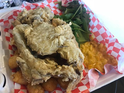Battered fried chick’n (oyster mushrooms). The pieces were big and satisfying. Comes with hot sauce and ranch and a side of Mac n cheeese, which was so delicious. at Da Munchies in Dallas