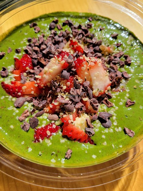 Green smoothie bowl no honey at Backyard Bowls in Santa Monica