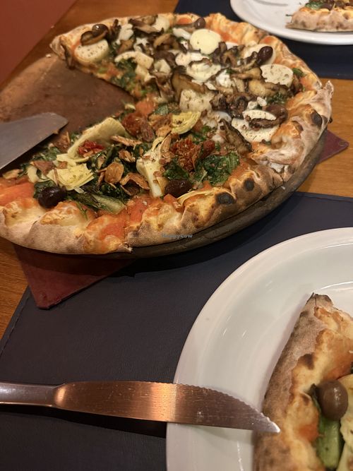 Pizza de massa fina. No dia em que fomos nao havia o queijo vegano, então eles capricharam bastante no recheio. Pedimos meia alcachofra com brócolis e meia shimeji com palmito.   at Allegro Pizzas in Florianopolis