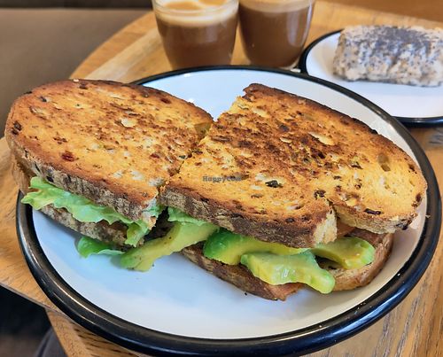 Avocado Toast at Wild & The Moon - Amelot in Paris