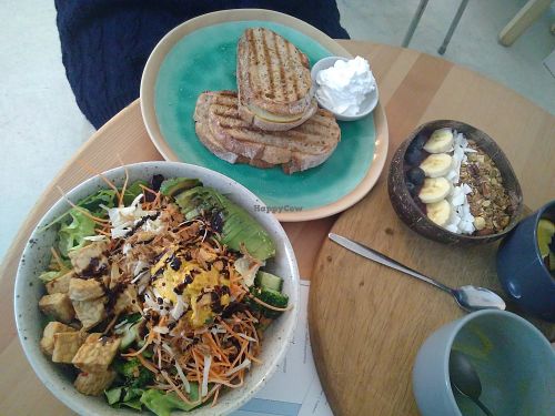 Tempeh bowl, apple pie tosti, açai bowl. at Lots & More in Zwolle