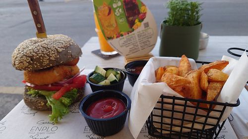 Veggie burger at En Plo in Karpathos