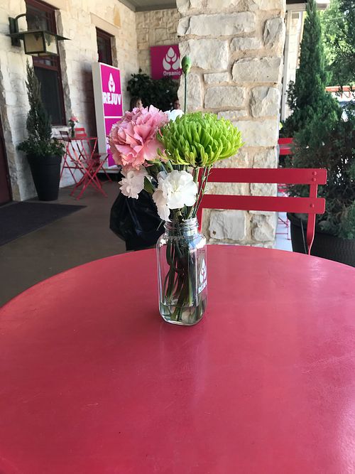 Cute and colorful outdoor seating at Rejuv Juice in Hurst