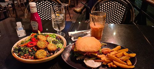 Vegan salad and vegan burger at Cafe Vi2 in Aalborg
