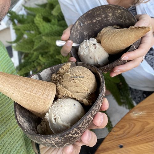 Featuring: café, banana+🥜, veganickers at Chichilí in Guadalajara