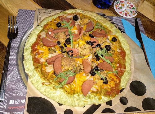 Pizza con no-mortadela, no-queso, soja texturizada... at Yolo Pizza in Valencia