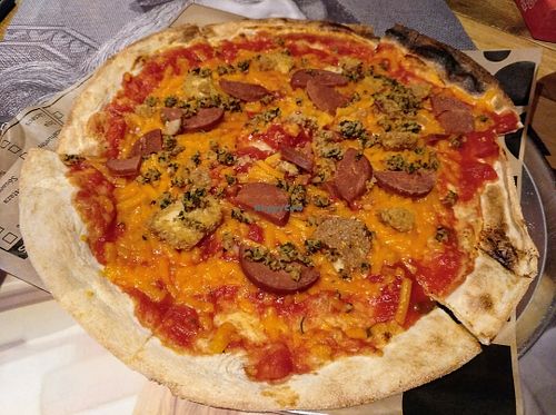 Pizza con no-chorizo, no-queso, soja texturizada... at Yolo Pizza in Valencia