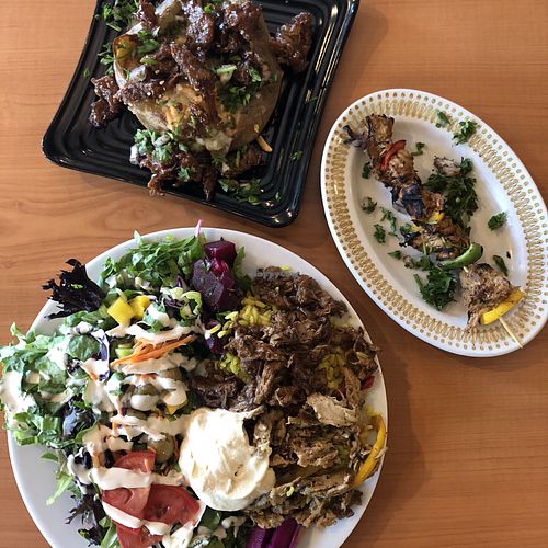 Assiette shish taouk avec shawarma, Brochette de "bœuf" et Patate cuite au four avec fromage et beurre végétaliens et "poulet" Général Tao at Juste Falafel in Montreal
