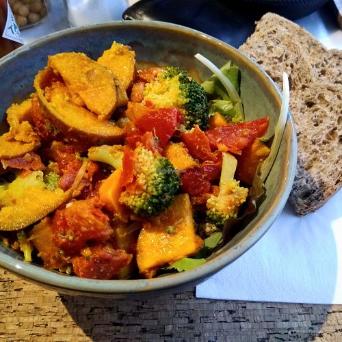 Quinoa salad with sweet potato, sundried tomatoes and broccoli at Coup in Mechelen