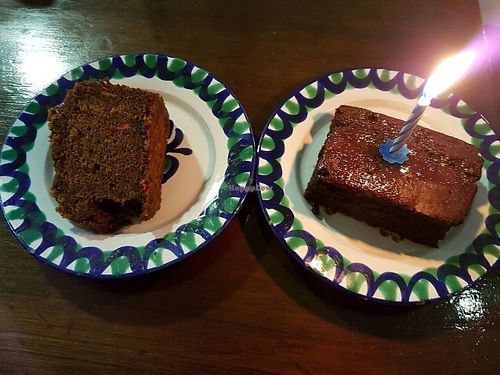 Brownie y carrot cake con vela para el cumpleaños de mi novio :D at El Piano in Granada