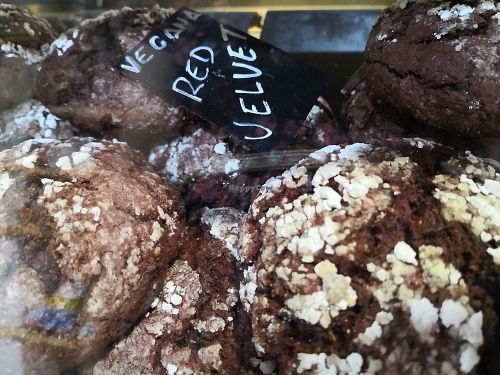 Red velvet vegana at Panadería Pastelería Lugra in Ourense