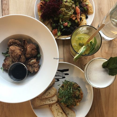 Choux-fleurs croustillants, Tartare et Lola's Nachos en version végane at Lola Rosa - Places des Festivals in Montreal