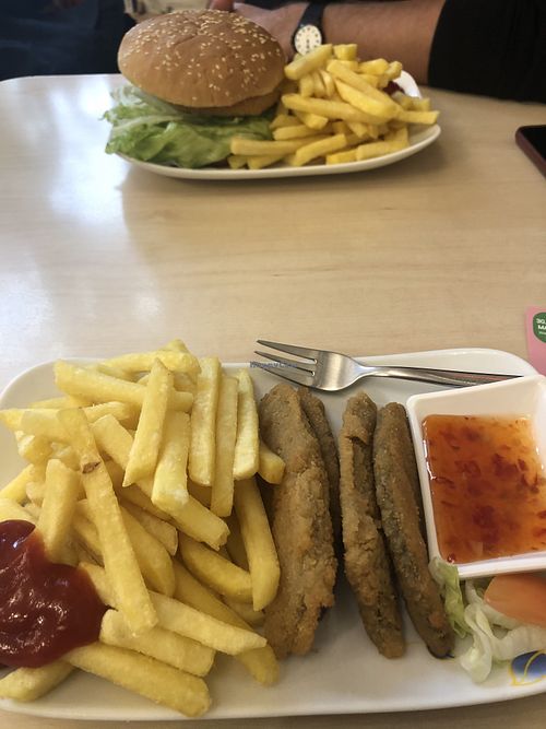 XL burger and fish&chips at Formosa Food in Vienna