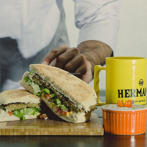 Xis artesanal de abobrinha. Pão artesanal salgado, alface, tomate, milho, ervilha fresca, tofupiry, maionese vegana artesanal,  hambúrguer de abobrinha  temperado com varias iguarias. Acompanha potinho com maionese vegana. at Hermanos Lanches in Canoas