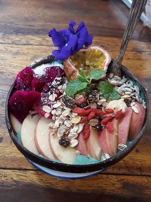 Minty Blues smoothie bowl at Blossom Cafe in Pai