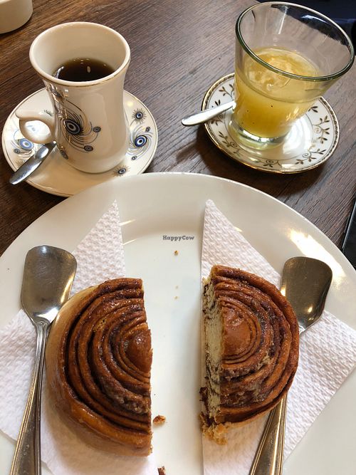Cinnamon roll y café (promo) at Samadhi Veggie Food in Lima
