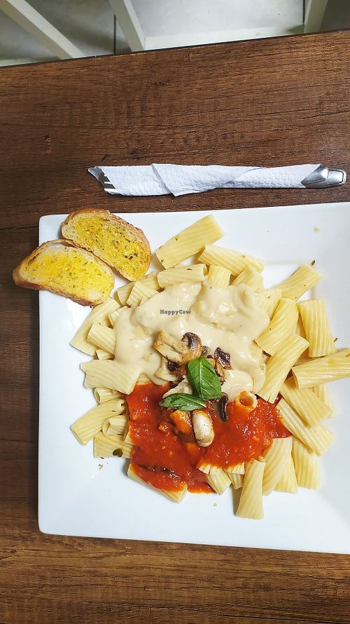Rigatoni en salsa bechamel y napolitana at Samadhi Veggie Food in Lima