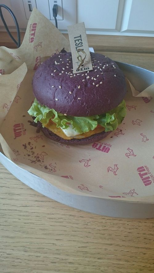 Tesla burger without fries at Vita Italian Burger in Milan