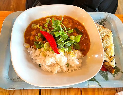 Chickpea curry with rice and bread (vegan) at Jon Riki in Hofn