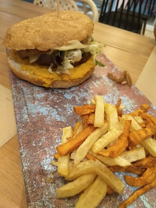Hamburguesa "Fresca" at La Huella Vegana - Las Rozas in Madrid