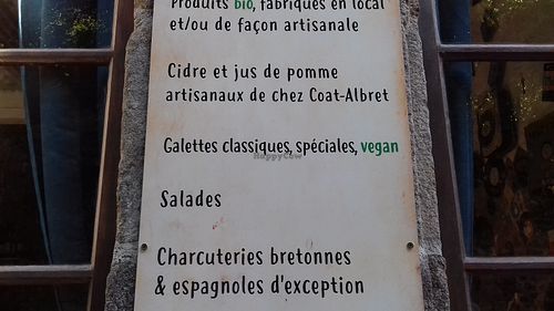 vegan is specified in green on the wall at Harmonika in Dinan