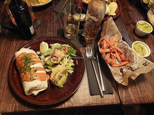 Veganer Burrito mit Süßkartoffelpommes at Manana in Plauen