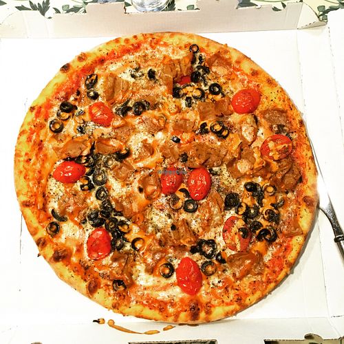 Pizza with vegan cheese and vöner at Mardo's Restaurant and Pizzeria in Hanko