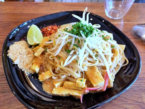Pad thai with satay sauce at Kapunka Vegan in Paris