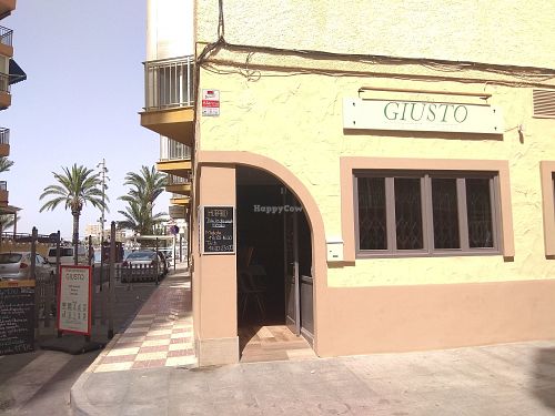 Local por fuera at Giusto Restaurante Vegano in Torrevieja