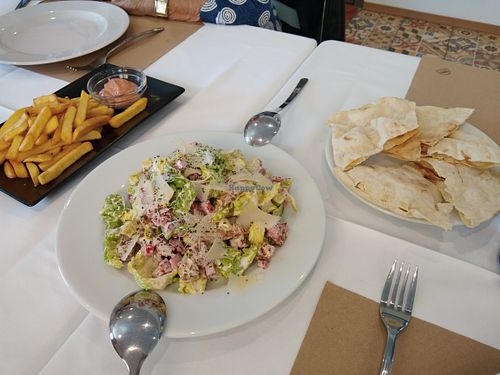 Ensalada Cesar, patatas fritas con salsa rosa y pan de pita at Giusto Restaurante Vegano in Torrevieja