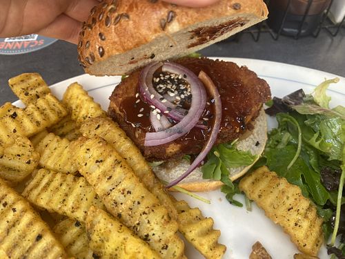 "Pulled pork vegan burger“  at Au Bureau in Poitiers