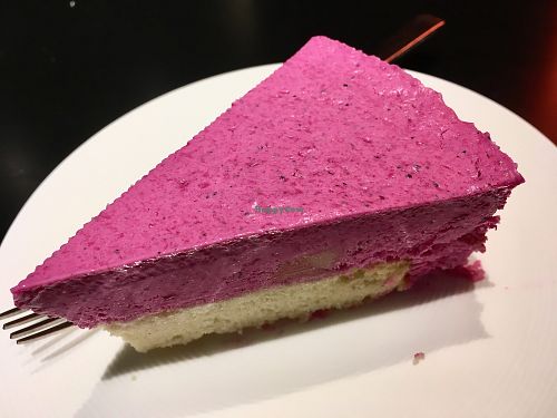 Vegan cake of the day (looks like there’s dragonfruit in it), $70 NTD at Shū Xìng Táng 蔬杏堂 in Jiaoxi