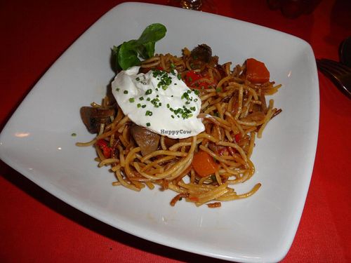 Fried spaghettis with vegan mayonnaise and vegetables at L'Hortet in Barcelona