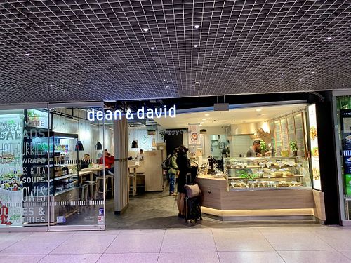 store front at Dean & David - Hauptbahnhof in Munich