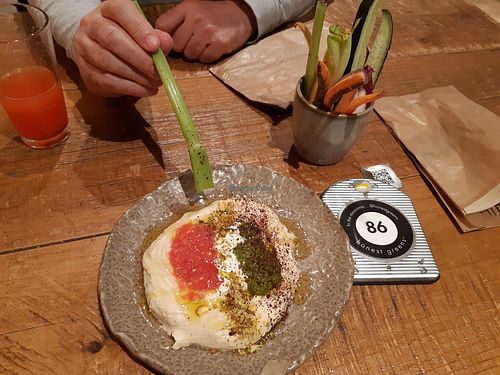 Hummus and cruditées at Honest Greens - Hortaleza in Madrid
